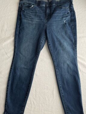 Torrid Bombshell Skinny Jeans 20S Super Soft Dark Wash Distressed Stretch